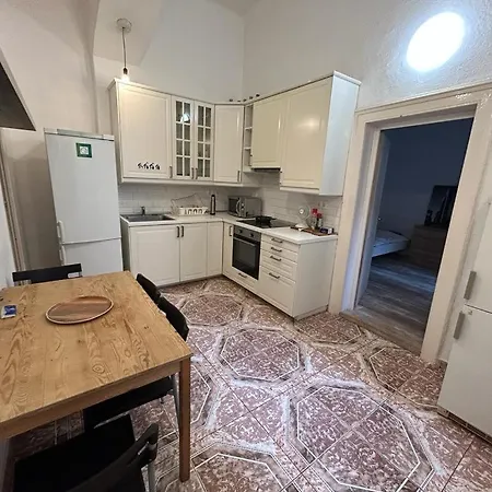 The 5-bedroom Downtown Apartment *